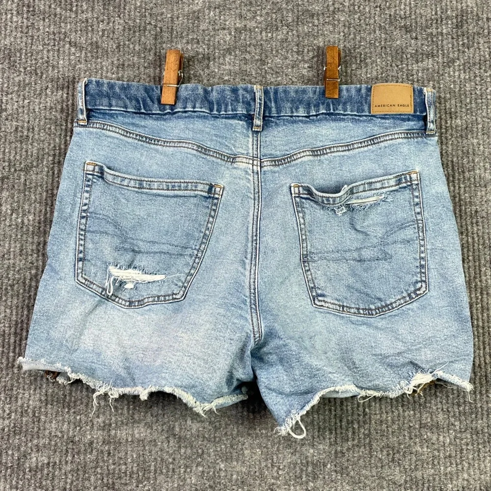 American Eagle Curvy Relaxed Short Womens 16 Light Blue Distressed Denim Strigid